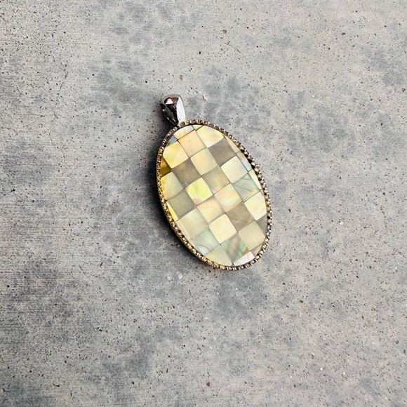 Silver Mother of Pearl Pendant - Picture 2 of 4